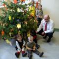 Kinder schmcken den Weihnachtsbaum im Gorlitzer Rathaus